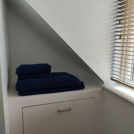 The Old Bar In Wiltshire - 1 Bedroom Guesthouse كيبنهام المظهر الخارجي الصورة