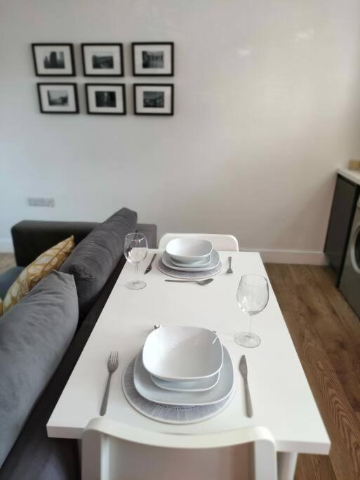 The Old Bar In Wiltshire - 1 Bedroom Guesthouse كيبنهام المظهر الخارجي الصورة