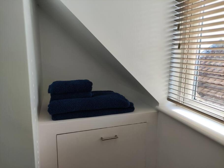 The Old Bar In Wiltshire - 1 Bedroom Guesthouse كيبنهام المظهر الخارجي الصورة