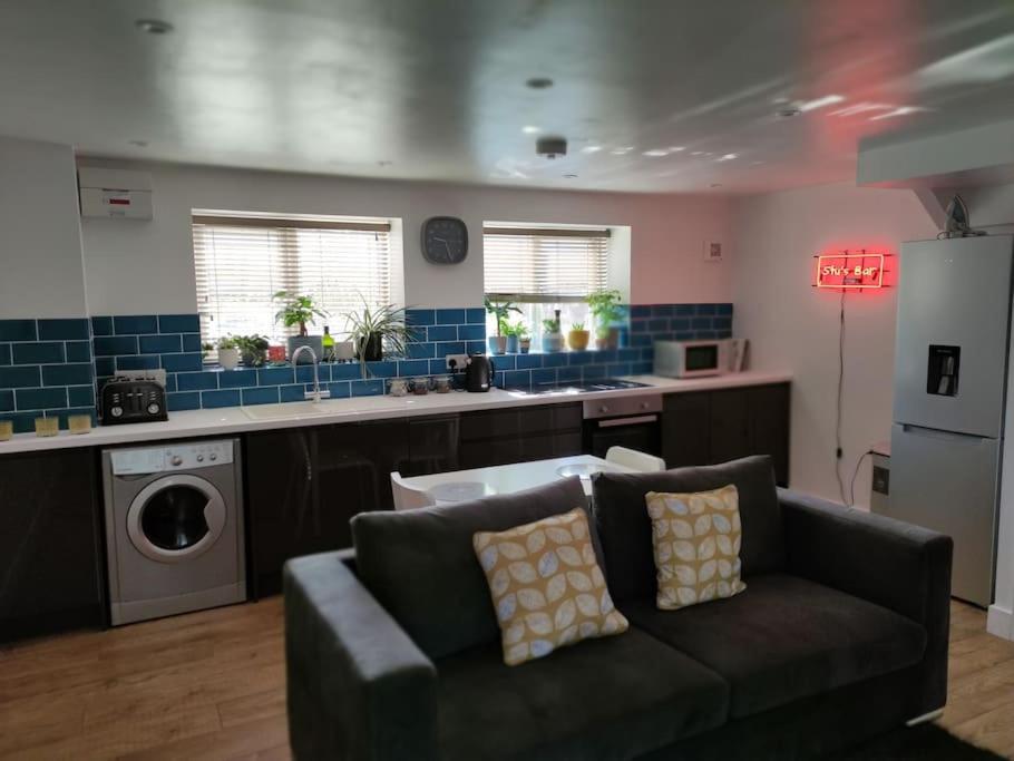 The Old Bar In Wiltshire - 1 Bedroom Guesthouse كيبنهام المظهر الخارجي الصورة