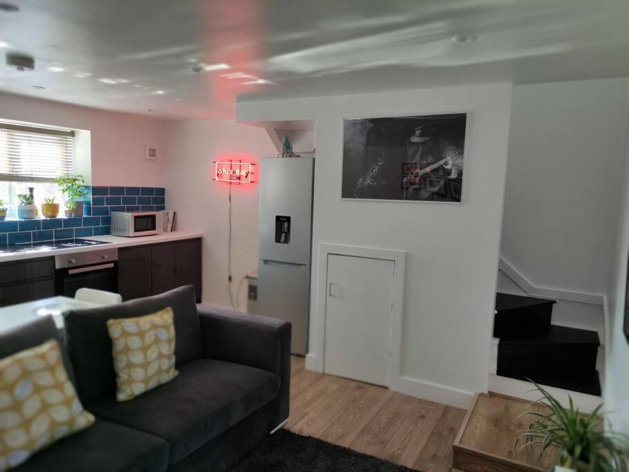 The Old Bar In Wiltshire - 1 Bedroom Guesthouse كيبنهام المظهر الخارجي الصورة