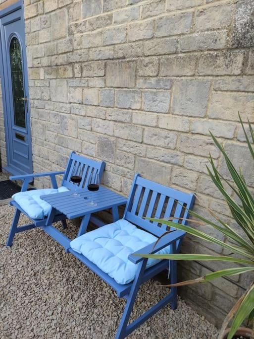 The Old Bar In Wiltshire - 1 Bedroom Guesthouse كيبنهام المظهر الخارجي الصورة