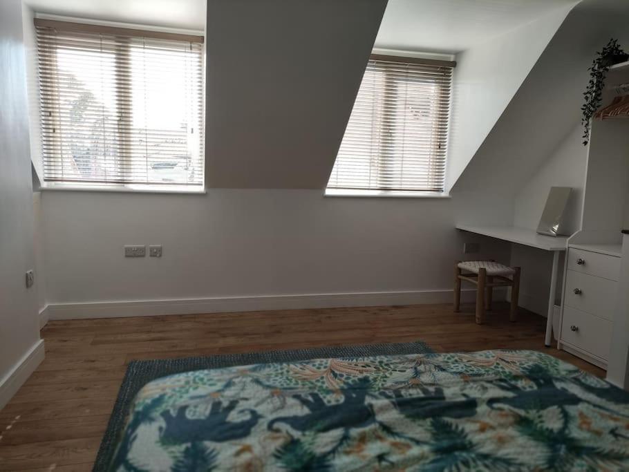 The Old Bar In Wiltshire - 1 Bedroom Guesthouse كيبنهام المظهر الخارجي الصورة