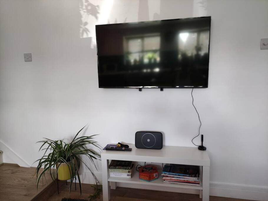 The Old Bar In Wiltshire - 1 Bedroom Guesthouse كيبنهام المظهر الخارجي الصورة